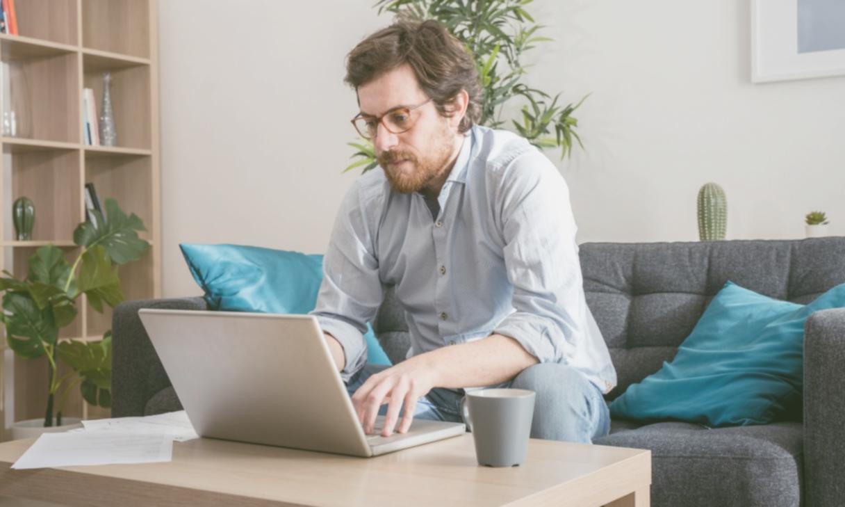 Специалист по видеомонтажу за работой